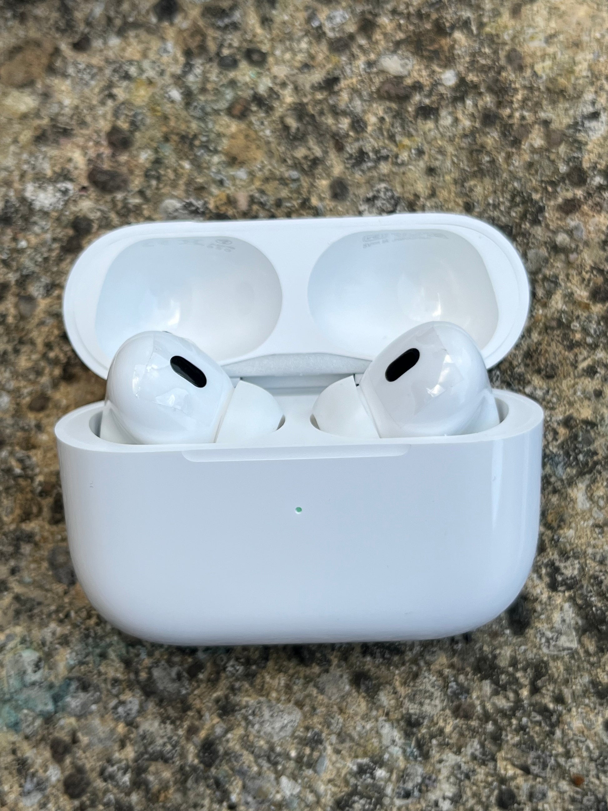 AirPod Pro6 - open AirPod case